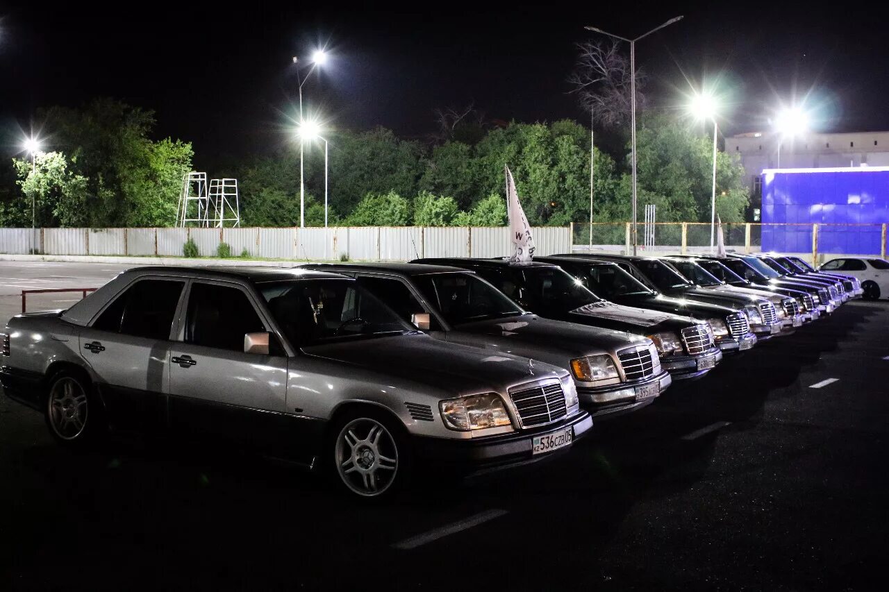 W124 сходка. Мерседес Бенц w124. Сходка 210 мерс. Сходка владельцев w124 Ереван. Клубный мерседес