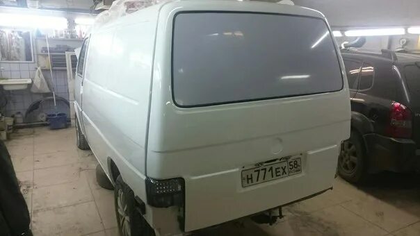 Фольксваген т4 крышка багажника. Транспортер т4 дверь задняя. Vw t4 задняя дверь. Транспортер т4 дверь задняя. Задняя дверь хлопушка volkswagen т4.