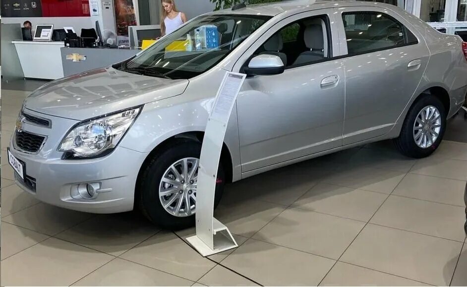 Купить у дилера шевроле кобальт. Chevrolet автосалон. GM/Daewoo/Ravon 3515022600. Шевроле автосалон конкурс бумаг. Шевроле возвращается в Россию 2024.