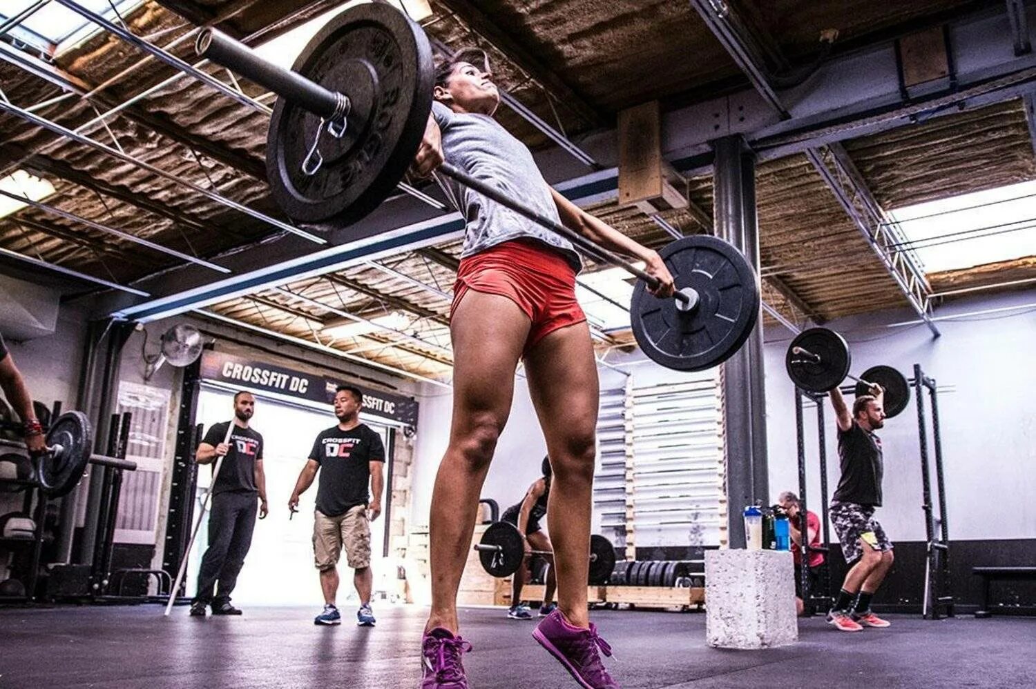 Кроссфит видео. Кроссфит. Спорт кроссфит. CROSSFIT тренировка. Тренировка кроссфит для девушек.