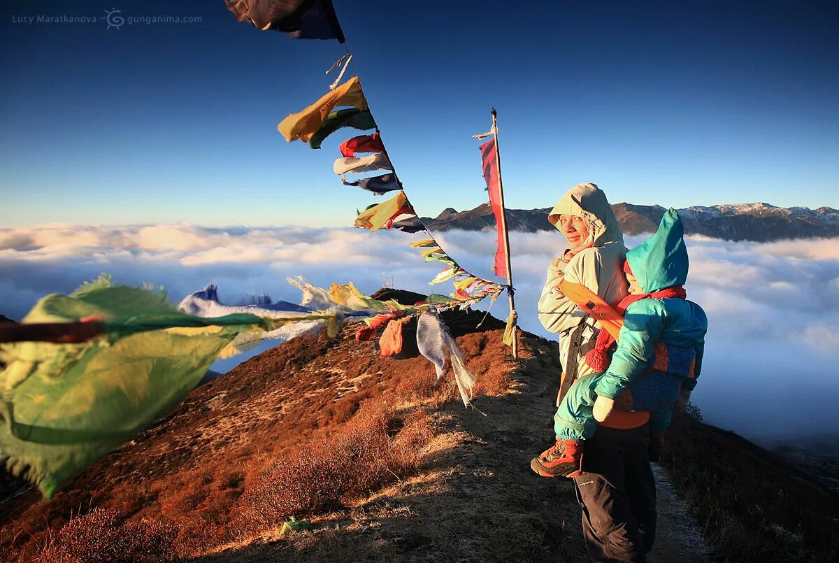 маленькие путешественницы. веселые люди с чемоданами. путешествие автостопом. маленькие путешественницы. путешествие с детьми.