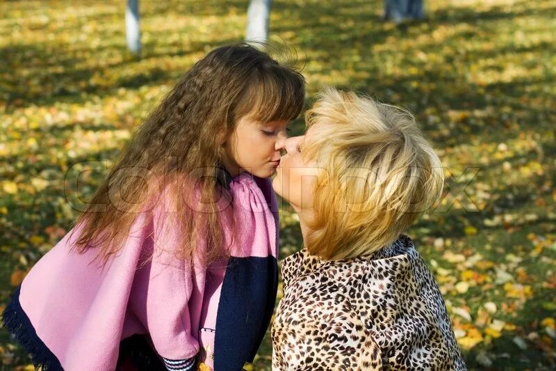 Мама целует дочь. Мама с дочкой поцелуй. Мама и дочка подросток поцелуй. Мама целуется с дочкой. Мама ласкает рассказ