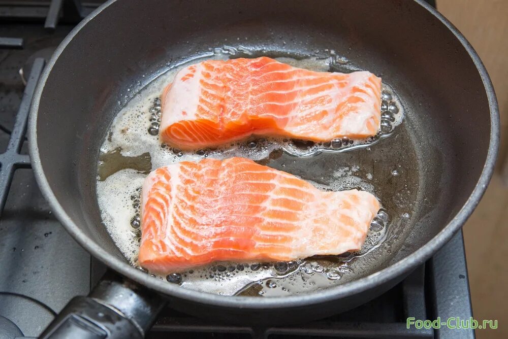 Жареная рыба на плите. Сковорода для жарки рыбы. Жарить рыбу на сковороде. Рыба жаренная в масле. Как пожарить воду на сковороде