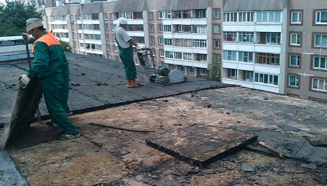 Демонтаж мягкой. Демонтаж мягкой кровли. демонтаж кровельного покрытия. демонтаж покрытия кровли. демонтаж рулонной кровли.