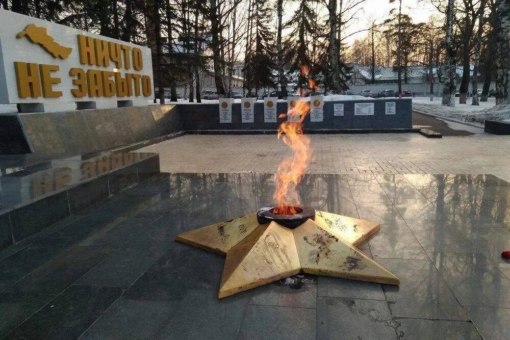Вечный огонь ленинград марсово поле. Владикавказ мемориал славы вечный огонь. Парк победы старая русса вечный огонь. Обелиск у вечного огня нижний новгород. Вечный огонь в спб на марсовом поле.