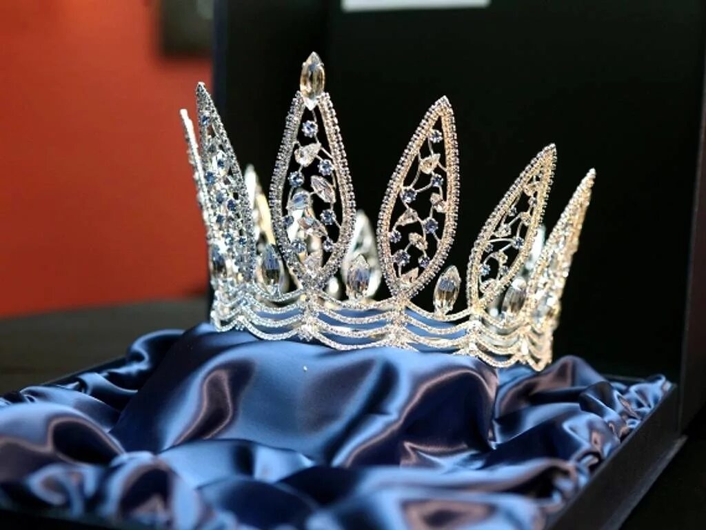 апанасенко мисс вселенная. конкурс корон. корона королевы. девушка в короне. конкурс корон.