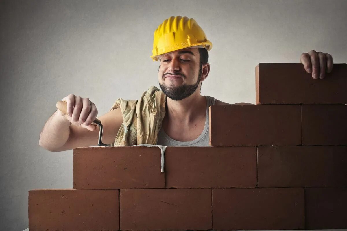 The bricklayer. Bricklayer каменщик. каменщик улыбается. каменщик фотосессия. грустный каменщик.