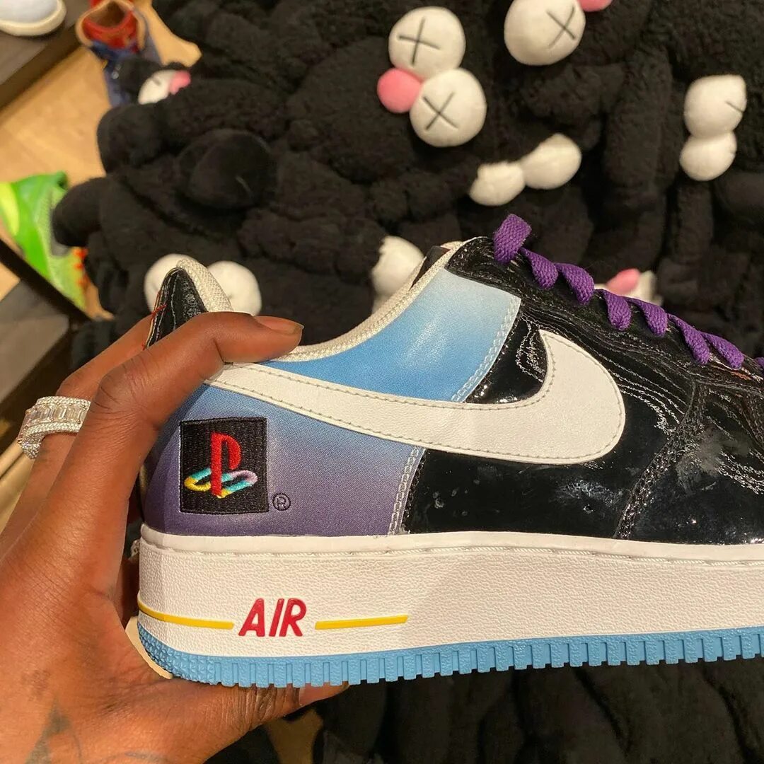 Трэвисы найки данки. Nike sb dunk travis scott playstation. кроссовки найк трэвис скотт. travis scott nike dunk ps5. кроссовки найк трэвис скотт данки.