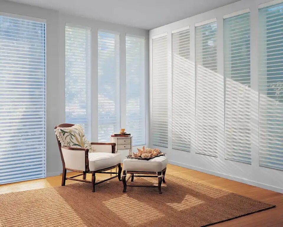 Как подобрать жалюзи на окно. Плиссе hunter douglas. hunter douglas жалюзи. hunter douglas жалюзи плиссе. система мираж жалюзи.