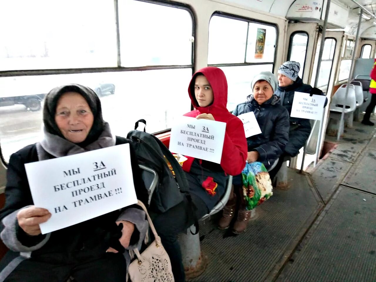 Социальная льгота на проезд. Пенсионеры в общественном транспорте. Льготный проезд для пенсионеров. Льготы в общественном транспорте. Льготы на проезд.