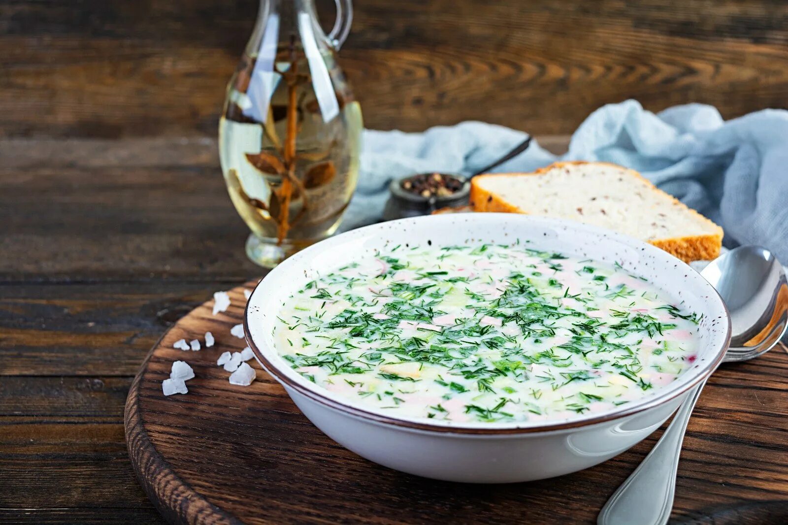 Окрошка с куриным филе. Окрошка на айране. окрошка с курицей. окрошка с копченой курицей. окрошка на сметане с копченой курицей.