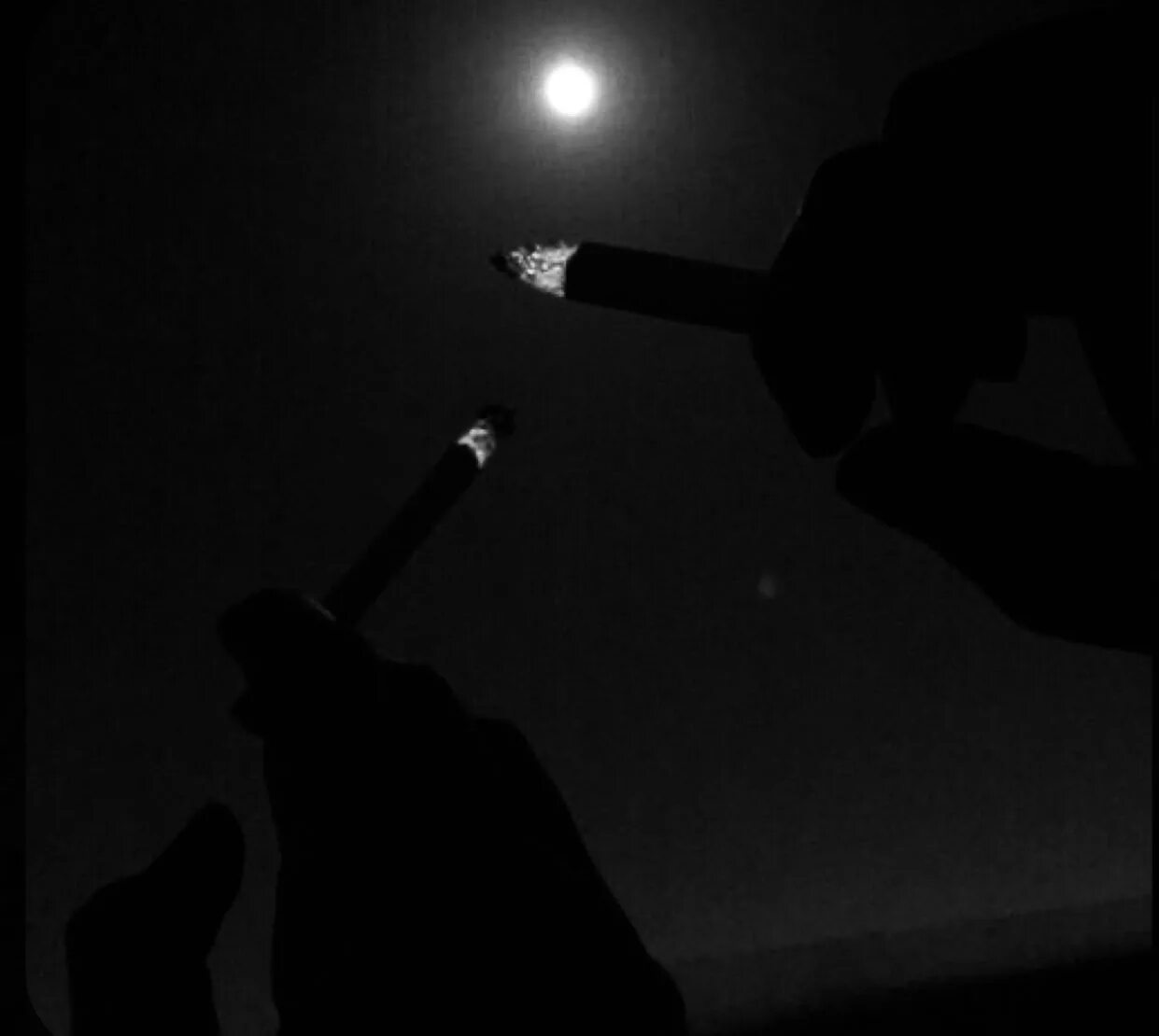 Песня ночь сигарета. Сигарета ночью. Ночной город и сигарета. Сигарета в руке ночью. Луна и сигареты.