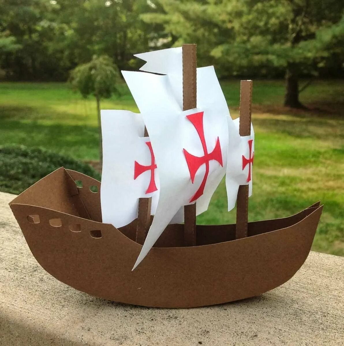 Кораблик Трехмачтовый из бумаги. Кораблик парусник из бумаги. Оригами кораблик парусник. Корабль с парусами из бумаги.