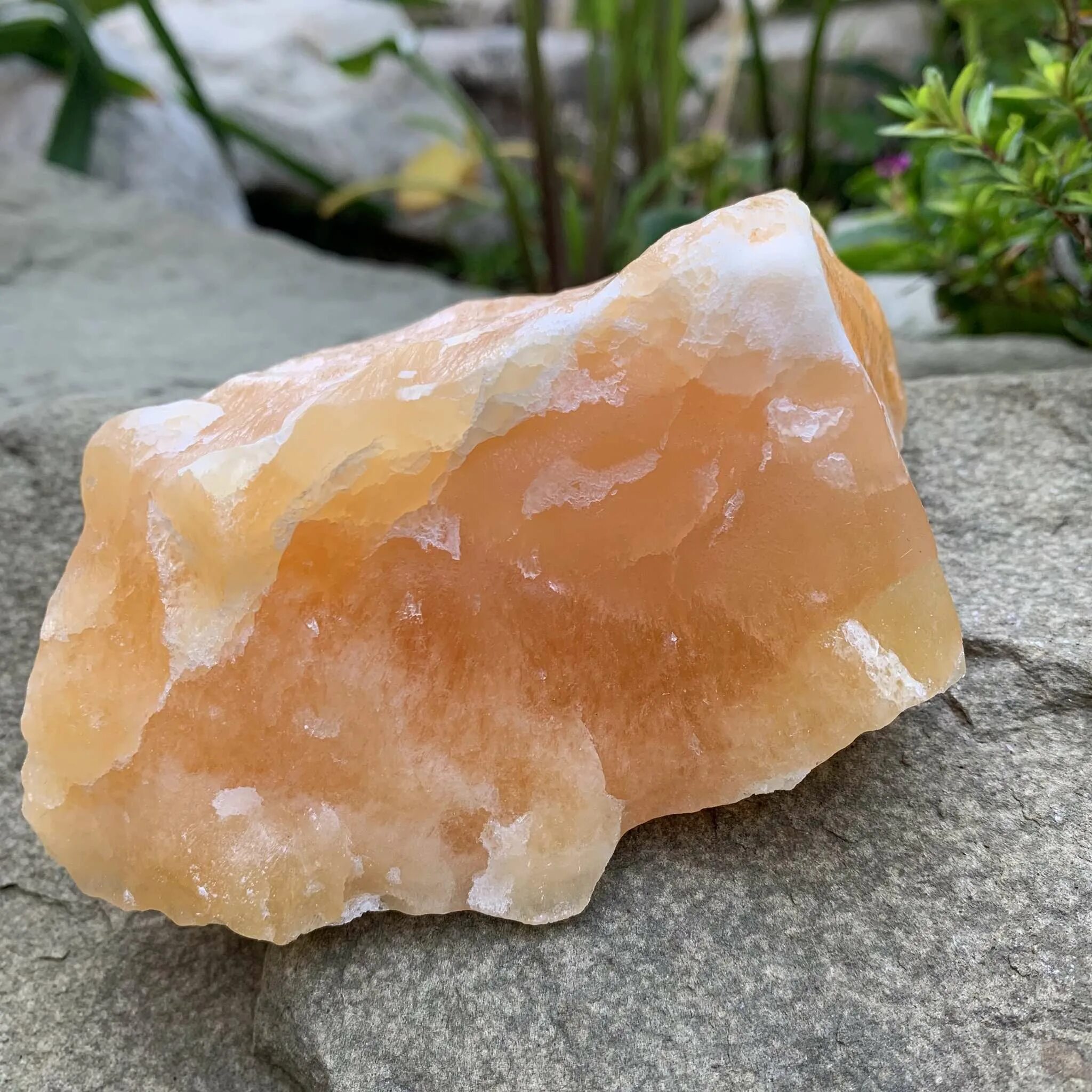 Природный кальцит. Оранжевый кальцит минерал. Orange Calcite камень. Кальцит caco3. Кристаллы кальцита.