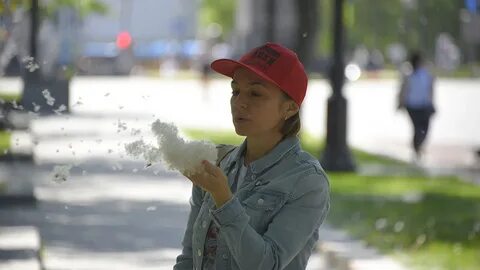 Тополиный пух на твоих щеках
