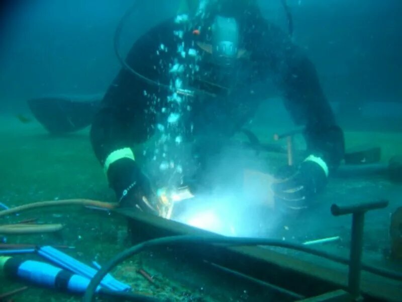 Подводная гипербарическая сварка. Промышленный водолаз. Сварка под водой. Сухая сварка под водой. Водолаз и подводный аппарат.