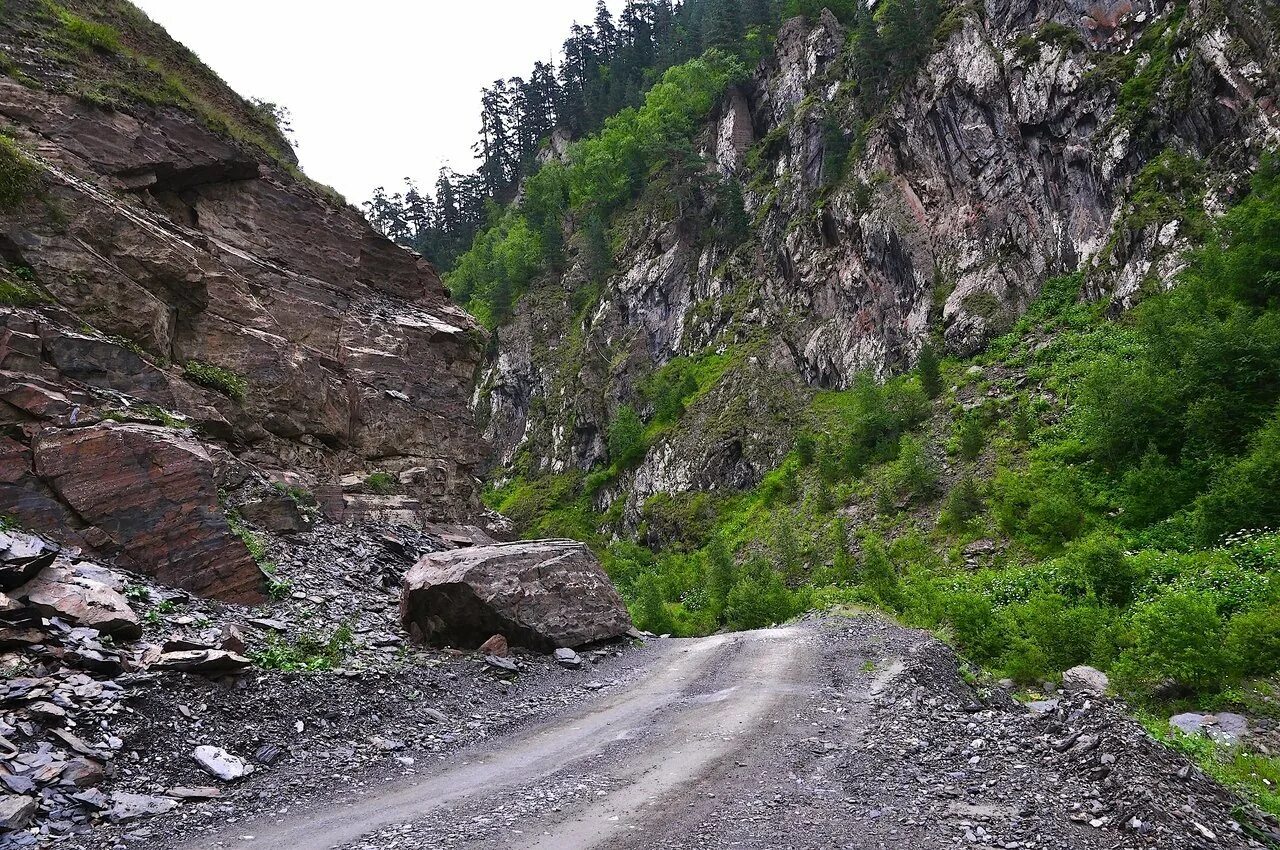 Северная осетия кармадонское ущелье дорога. Биказ румыния. Юпшарский каньон абхазия. Ущелье пхия мост. Ущелье ахцу в адлере.