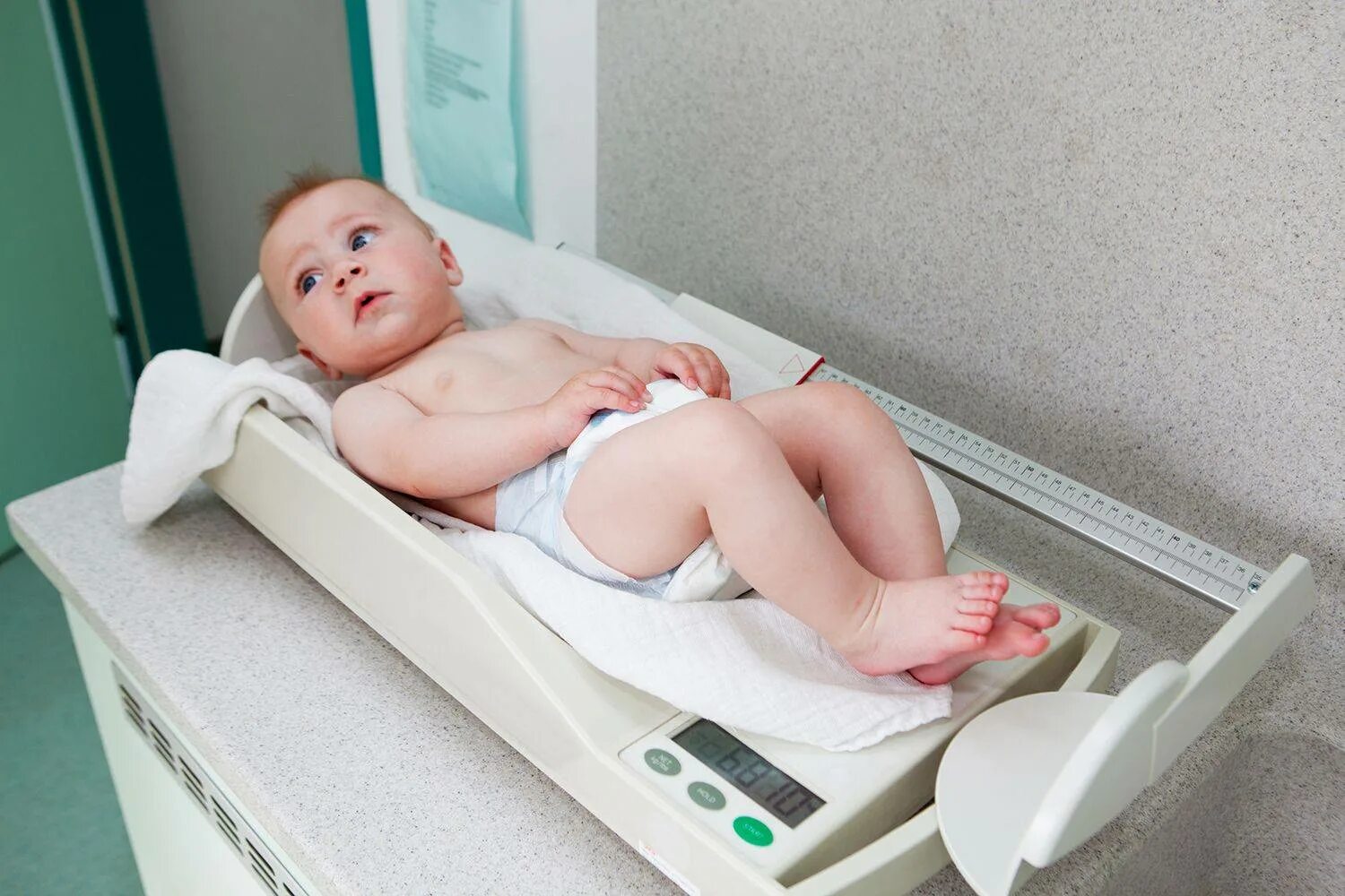 Тела новорожденных в новой москве. Измерение роста новорожденного ребенка. Измерение роста грудного ребенка. Измерение массы тела новорожденного. Антропометрия новорожденных детей.