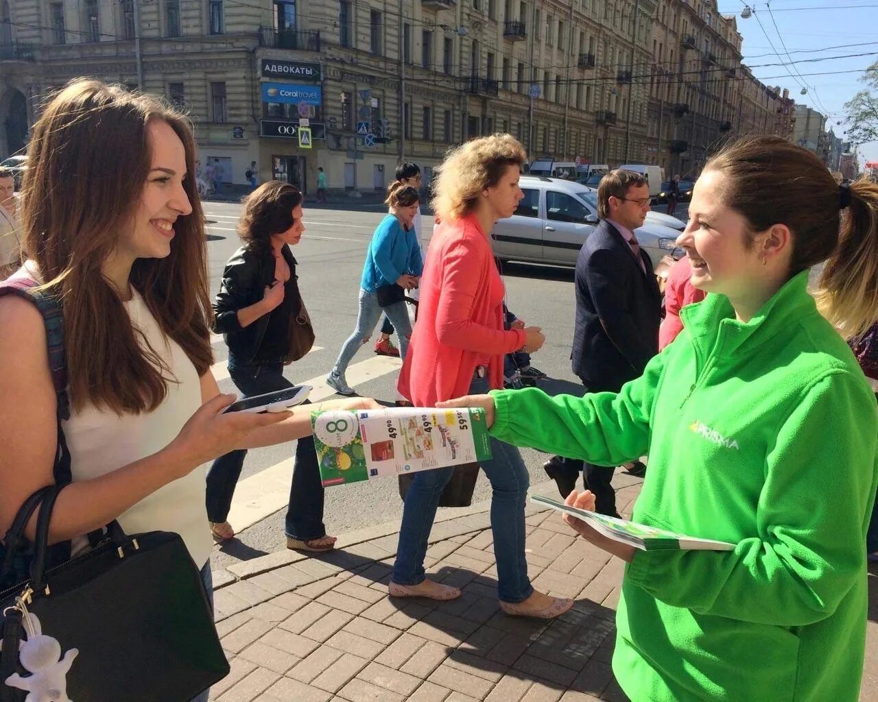 Раздача листовок. Раздает листовки. Промоутер. Промоутер листовки. Как работать промоутером