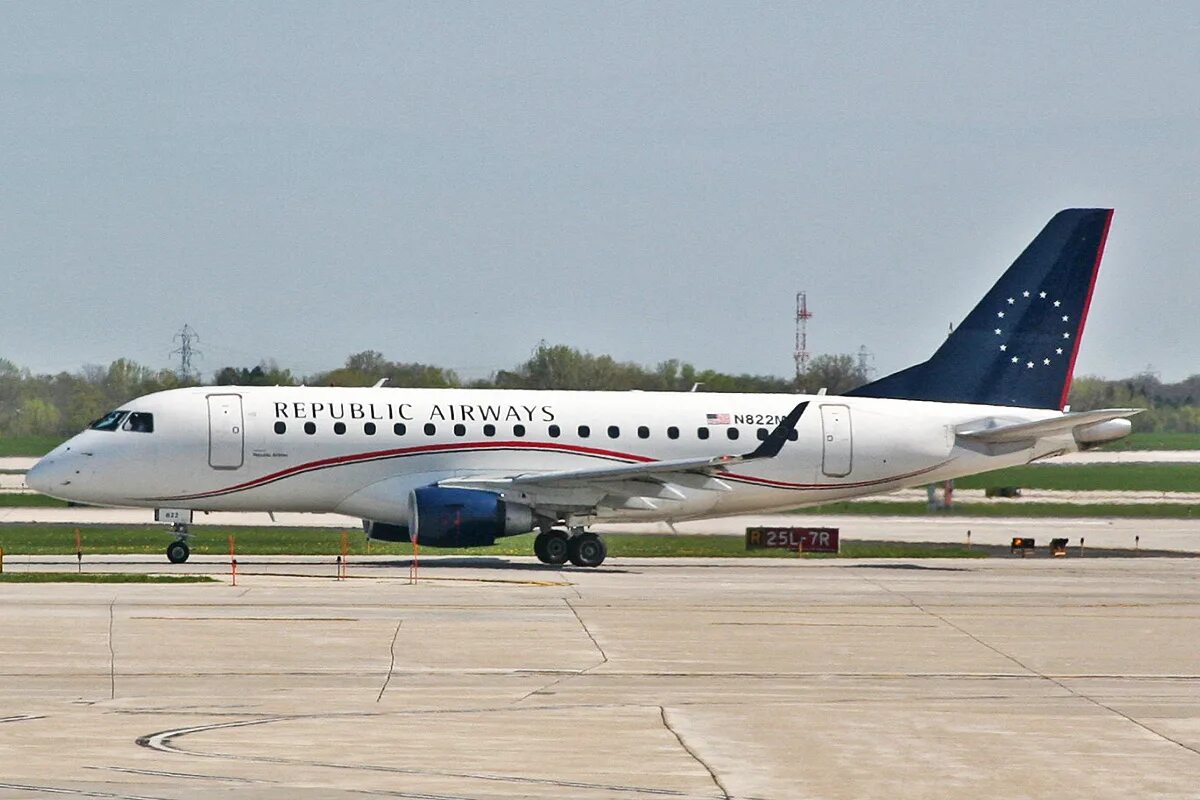 Республики 170. Embraer e 170. E170. Репаблик Эйрлайнс. Hunnu Air Embraer 190.