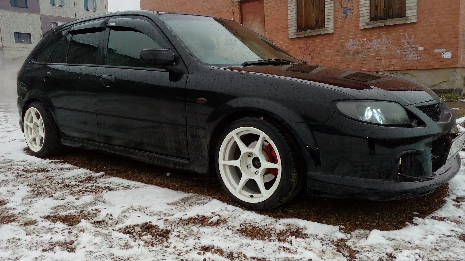 Мазда фамилия на дисках. Mazda familia на 15 дисках белая. Мазда фамилия диски r15. Мазда familia диски. Mazda familia 1.