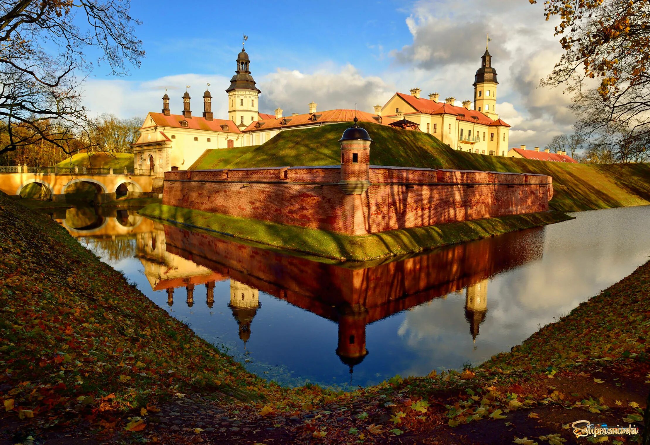 дворцово-парковый комплекс радзивиллов в несвиже. несвижский. дворец радзивиллов в несвиже. замок радзивиллов. несвижский.