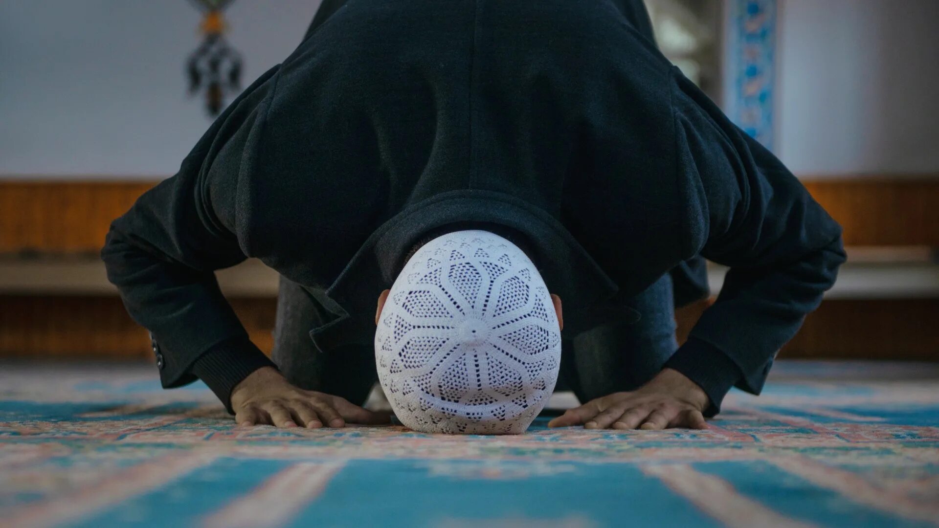 Человек молится на коврике. Дети в мечети. Поклоняющийся человек мусульман. Мусульманский пост.