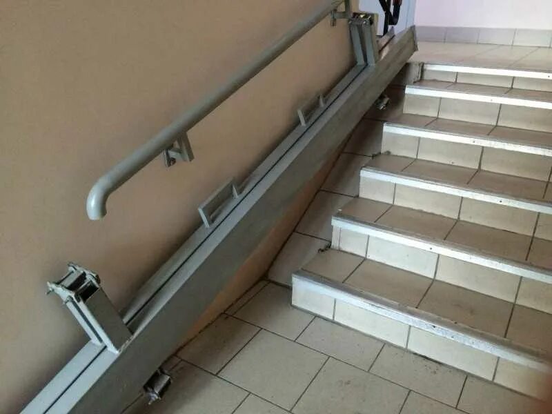 Пандусы для инвалидов на лестничный марш. Пандус откидной металлический дл.1000мм. откидные рельсы для мгн. откидной пандус для инвалидов колясочников в подъезде. откидной пандус в подъезде для инвалидов.
