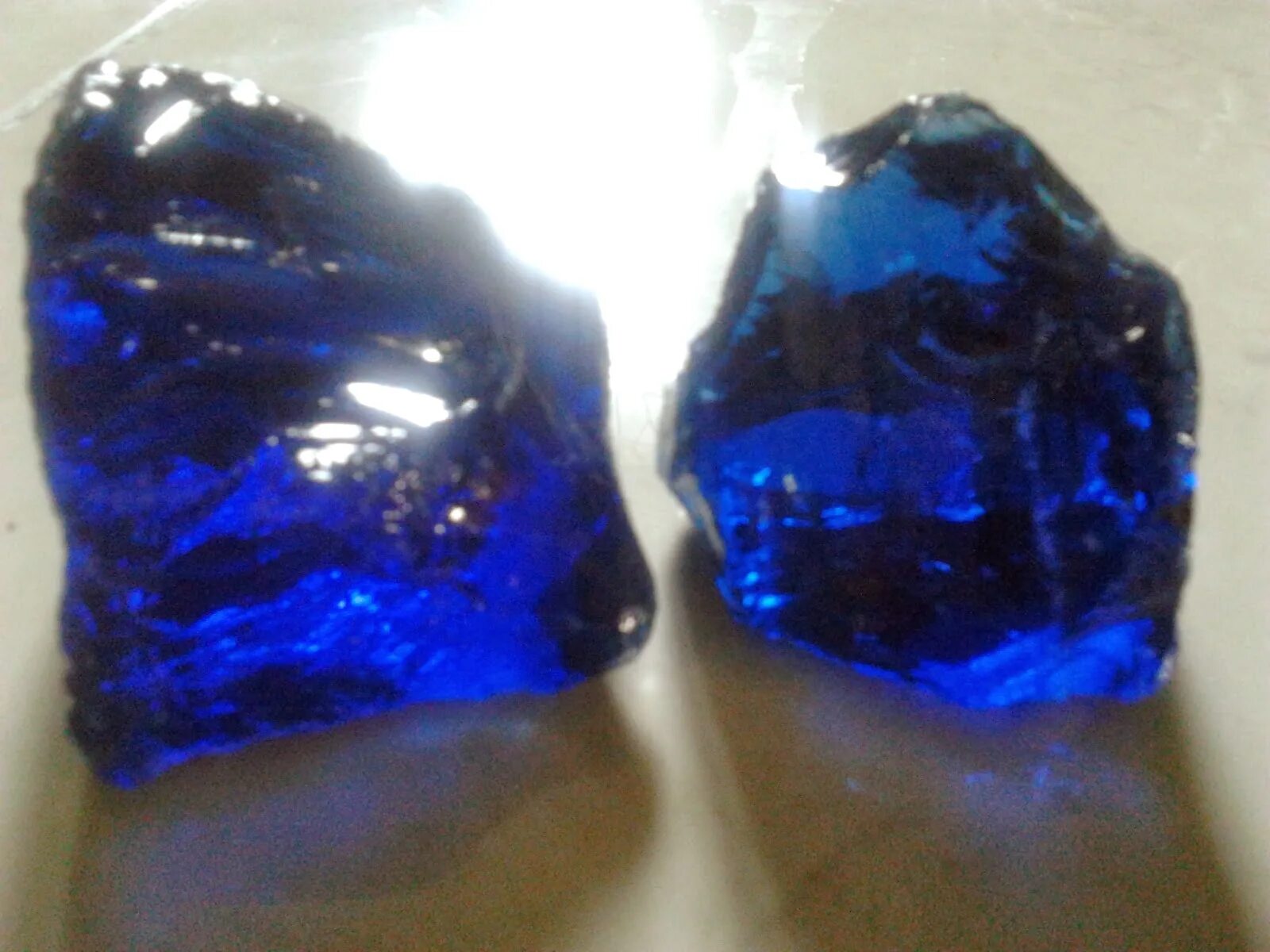 Камень обсидиан синий. Севанский голубой обсидиан. Королевский обсидиан. Обсидиан синего цвета. Синий обсидиан