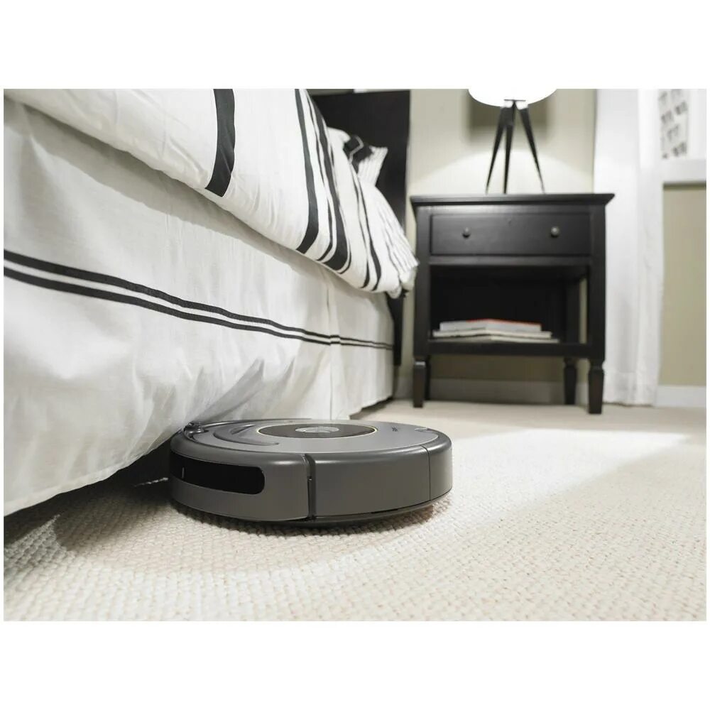 Как убирает комнату робот пылесос. Irobot roomba 621. робот пылесос энерджи. робот пылесос в комнате. робот пылесос в интерьере.