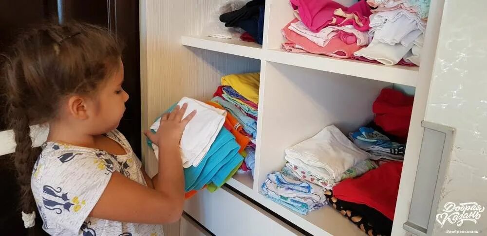 ребенок складывает одежду. складываем детские вещи. ребенок складывает вещи в шкаф. Children clothes folder. убрать вещи в шкафу.