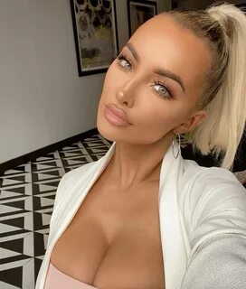 Lindsey-Pelas-(linds. 