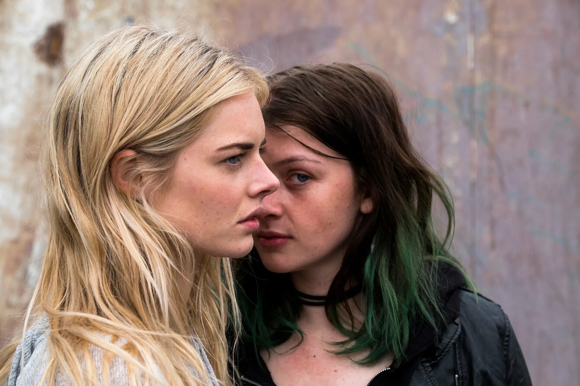 Sara west. Tilda cobham-hervey. Самара уивинг плохая девочка. Movie review sara. Sara west биография.