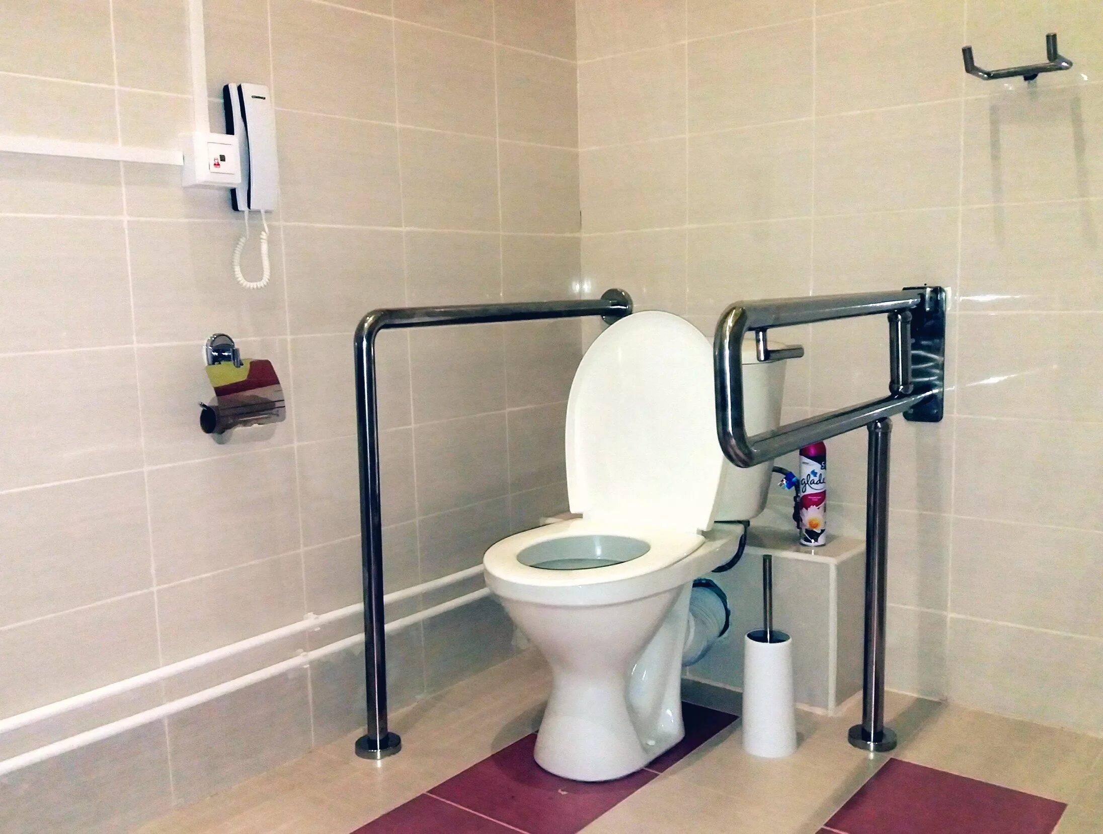 Туалеты должны быть оборудованы. Унитаз для маломобильных групп населения PRS-01. Унитаз для инвалидов ун-320.02 Люкс. Санитарно-гигиеническая комната доступная для МГН. Поручень для санузла 580*200*180 для МГН.