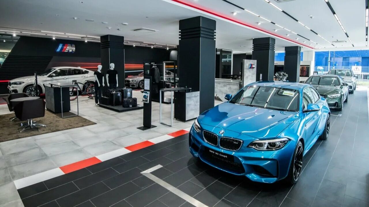 Цена новой иномарки. БМВ В автосалоне 5. M5 BMW Showroom. Автосалон БМВ В Германии БМВ м5. BMW m5 из автосалона.