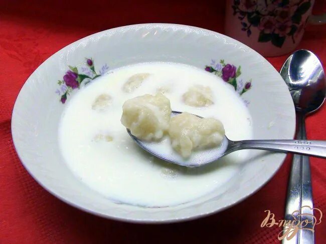 Молочные клецки. Сумар суп. Клёцки из молока. Молочный суп с картофельными клецками. Молочный суп с картофельными клецками.
