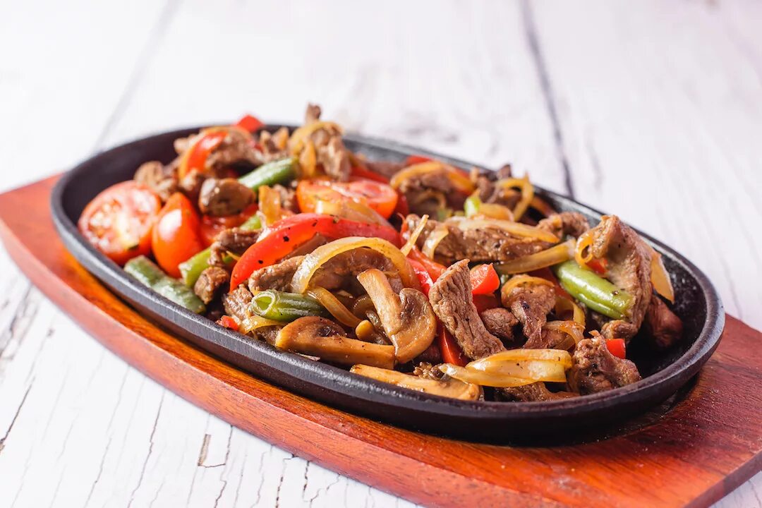 сковородка со свининой и картошкой. сковородка со свининой и овощами. сковородка со свининой и овощами. сковородка со свининой и овощами. сковородка со свининой и овощами.