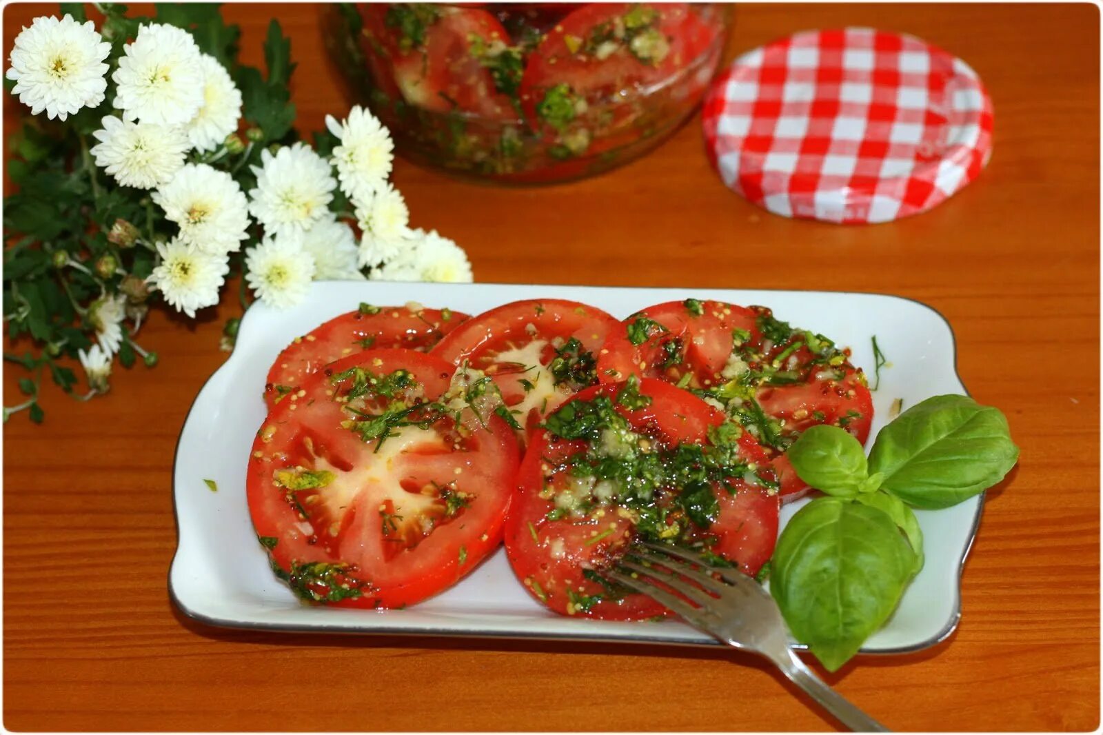Закусочные помидоры с чесноком и зеленью быстрого. Закусочные помидоры. закуска из помидор. помидоры с чесноком и зеленью. закуска из помидоров с чесноком.