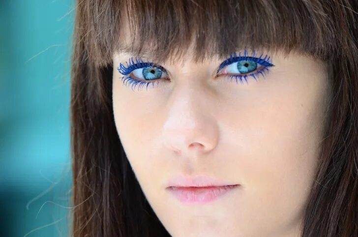 Какие голубоглазые девушки. Синие глаза. Синяя тушь макияж. Темно голубые глаза. Макияж с синей тушью.