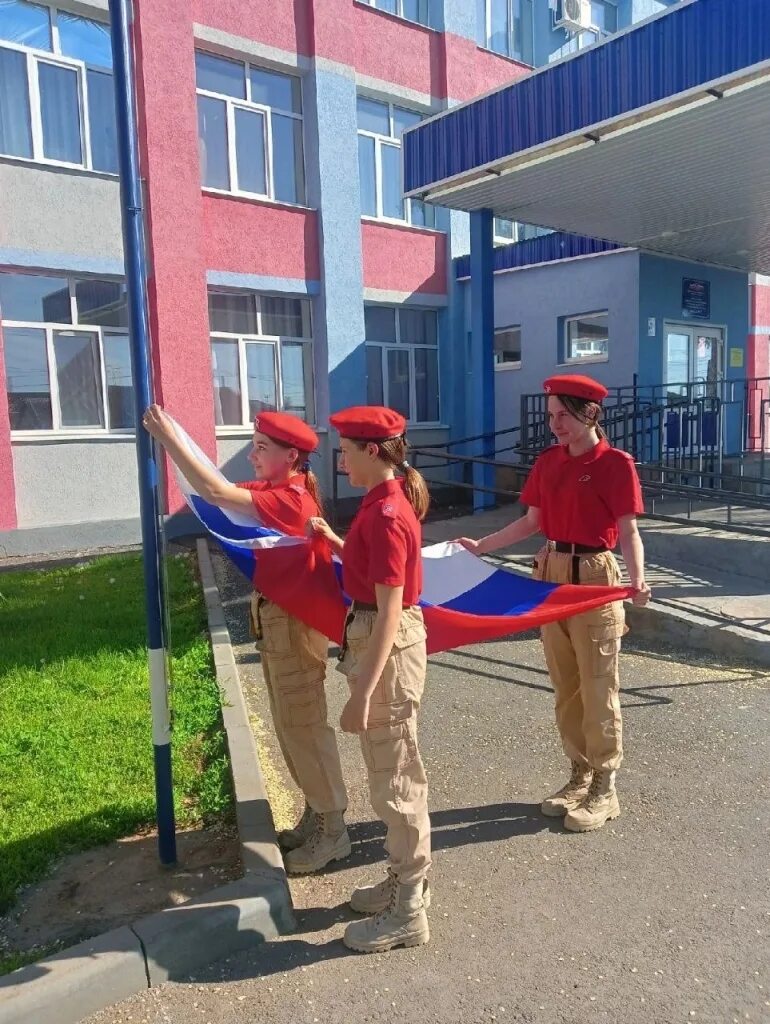 Поднятие флага в школе. Поднятие флага в школе. Поднятие флага в школе еженедельно. Поднятие государственного флага в школе. Еженедельное поднятие флага в школах.