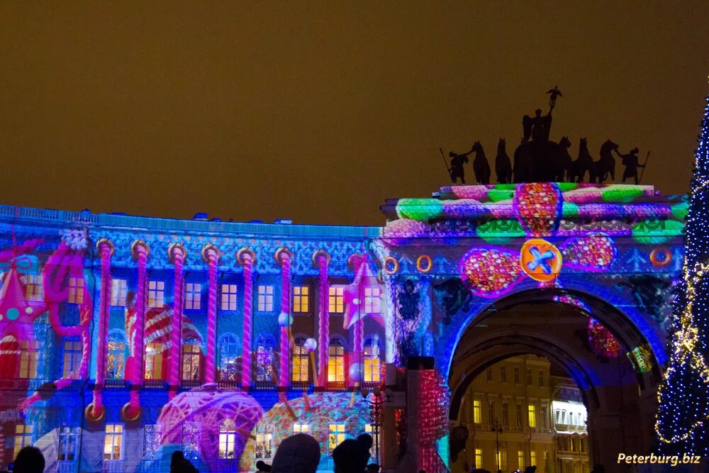 дворцовая площадь в санкт-петербурге лазерное шоу. новогоднее шоу на дворцовой площади. новогоднее шоу на дворцовой площади. площадь ломоносова световое шоу. новогоднее шоу на дворцовой площади.