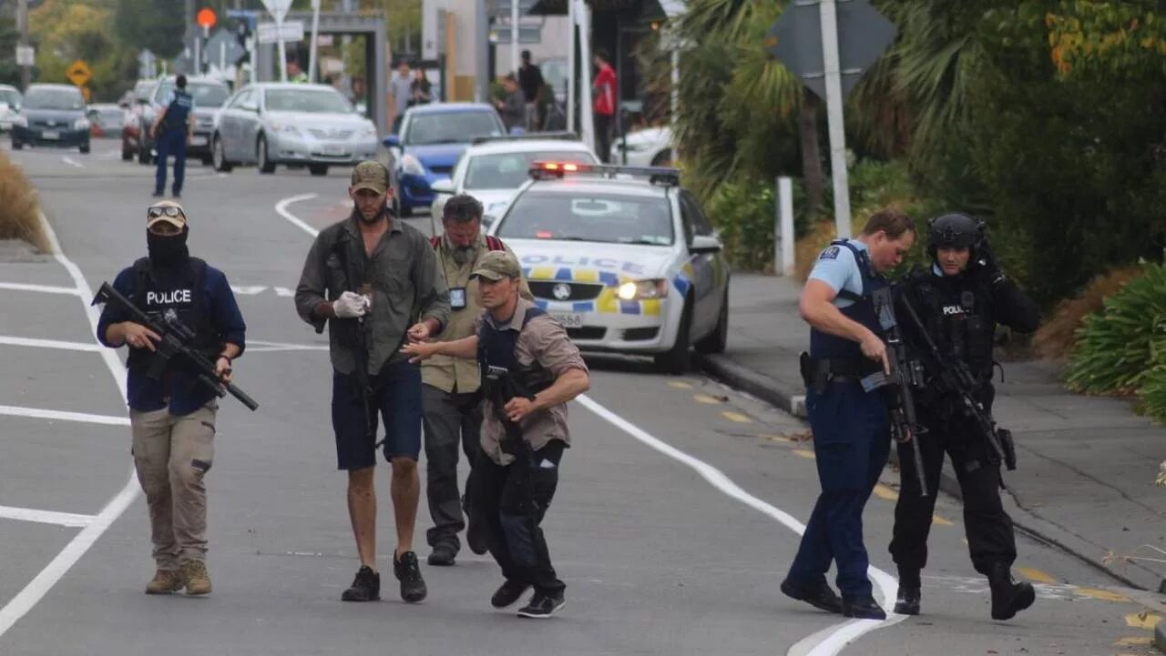 За терактом стоит британия. Стрельба в мечети в новой Зеландии. Расстрел мечети новая Зеландия.