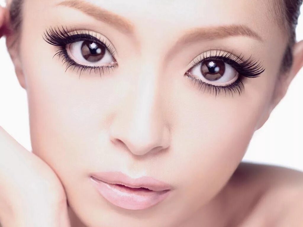 Вечерний макияж увеличивающий глаза. Увеличить глаза с помощью. Макияж визуально увеличивающий глаза. Макияж округляющий глаза. Макияж для зрительного увеличения глаз.