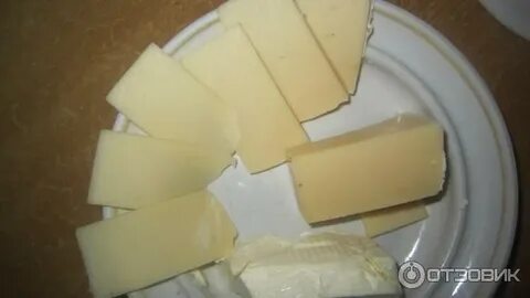 Голландский сыр светло желтого цвета