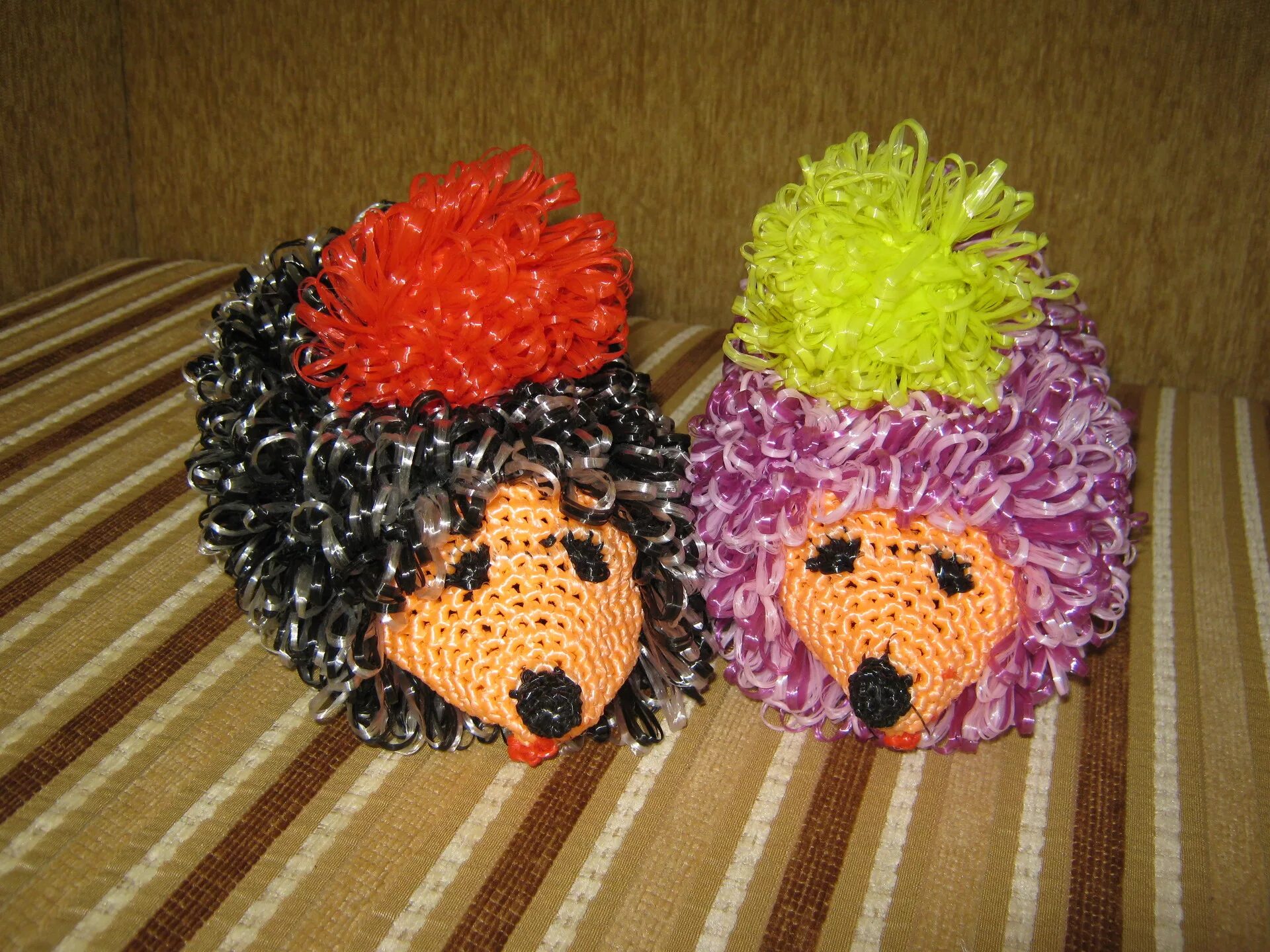 Мочалка с игрушкой. Вязаные мочалки. Вяжем детские мочалки крючком. Мочалка вязанная. Необычные мочалки.