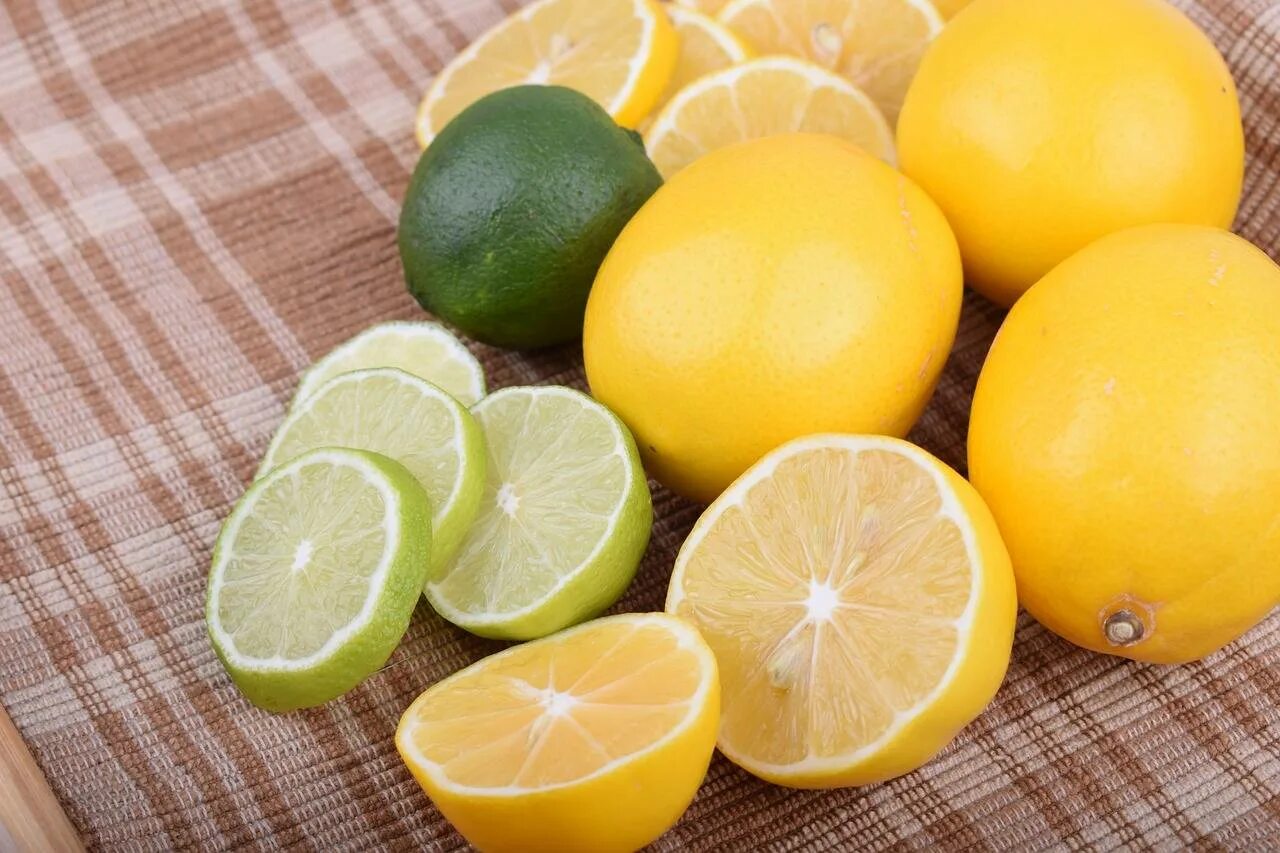 Лимонная диета. Lemon или Limon. Лимон, лайм. Лимоны и лаймы. Кислые фрукты.