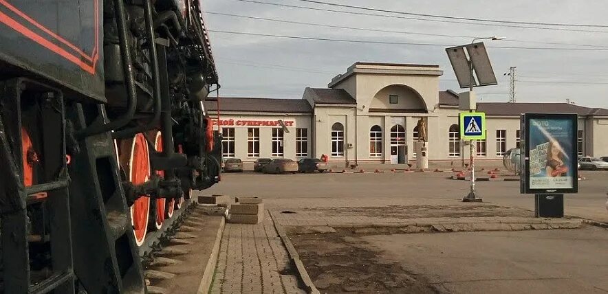 Батайск ЖД вокзал. Железнодорожная станция Батайск. Паровоз в Батайске на вокзале. Станция Батайск железная дорога. Ли вокзале