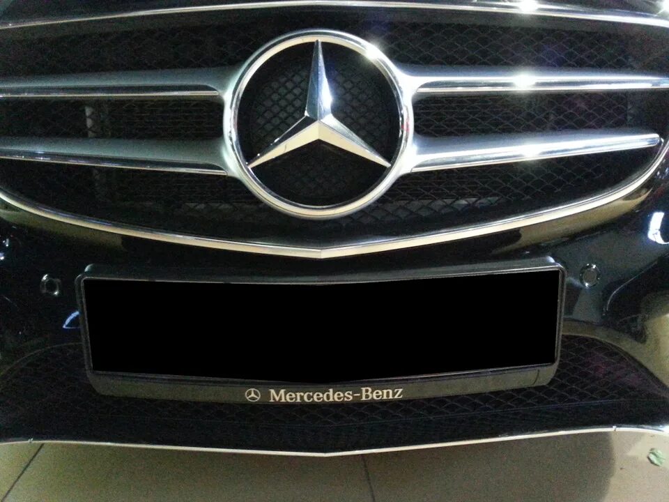 Рамка mercedes. Рамка номерного знака w212. Рамка монитора w212 дорестайл. Рамки RCS на Мерседес. Номерная рамка Mercedes.