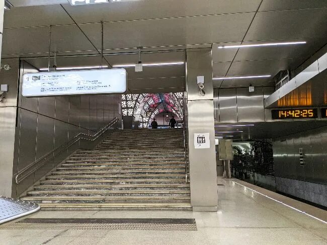 Как правильно выходить из метро. Метро новопеределкино выходы из метро. новопеределкино метро указатели. метро лермонтовский проспект надземный вестибюль.