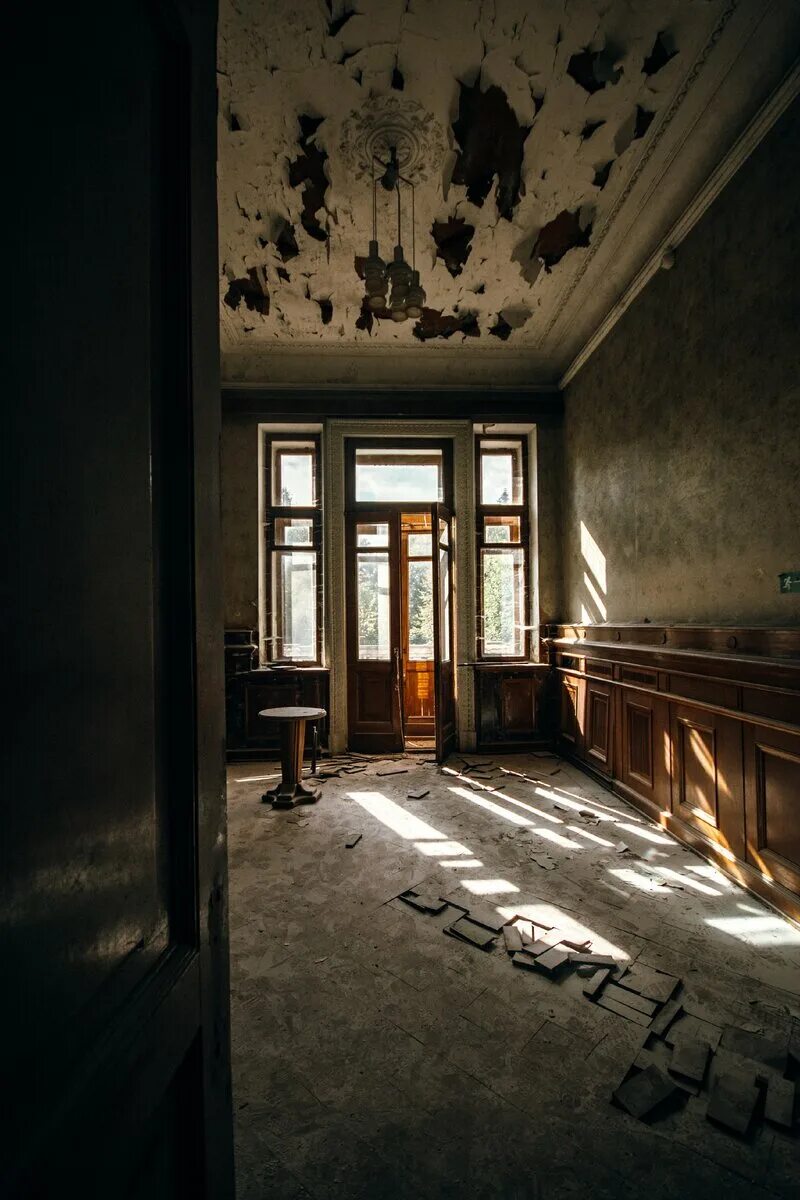 Фото на заброшке ночью. Наша заброшка дзен. Какие школы восстанавливают в мариуполе. Хзб ховринская заброшенная больница. Заброшка в москве.